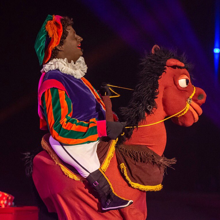 Stuntelpiet's tweet photo. Stuntelpiet’s international paardennummer speciaal voor Sinterklaas https://t.co/Vu9Yy2NrlI