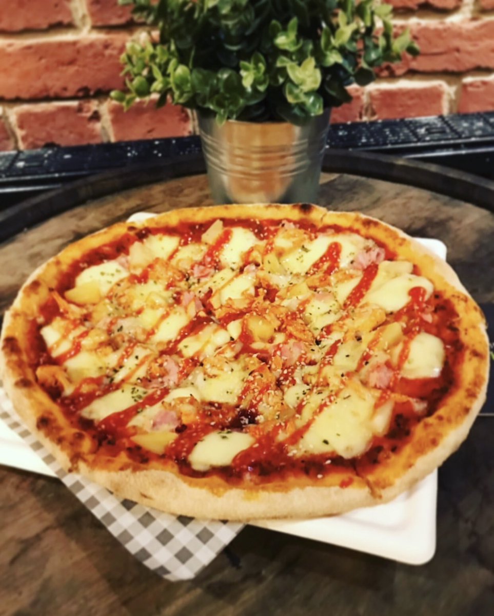 Project53Knfd's tweet photo. Have a little taste of Hawaii with our new Hawaiian special this week! Ham, Pineapple and Chicken on a base of two cheeses, finished with a sweet honey drizzle and sesame seeds. Oh yes!🍕🍺
.
#project53 #knutsford #project53knutsford #pizza https://t.co/VUpyEk6qqg