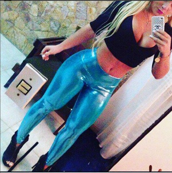 GentlemensZone's tweet image. Woow! Hermosa! #Sexi #Morena #GoldBlouse #BlusaDorado #GoldenBlouse #LeggingsAZul #BlueLeggings #Metalico #Spandex #Latex #Pvc #Satin #Cuerpaso #piernas #Feet #Pies #BlackHeels #TaconesNegros #BotasNegras #HighHeels #Tacones #BlueHeels #Sandalias #TaconesAzules😊😊😍😍😘😘