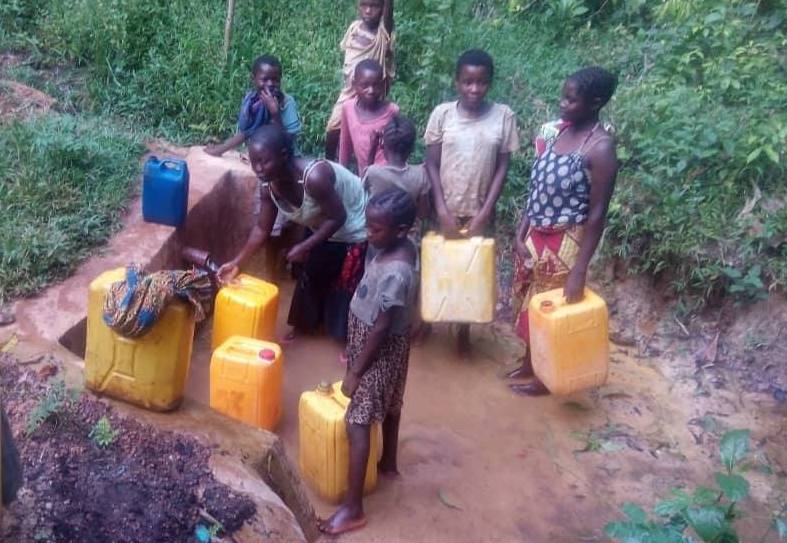 e4project's tweet photo. Bringing clean water to #DRC #DRCongo So far provided to over 11,500 people in 14 villages. We are sealing springs in villages and bringing expertise and cement while the villages provide sand, gravel and manpower. Hospital visits are decreasing from these villages. #cleanwater https://t.co/bQK7WSyFAw