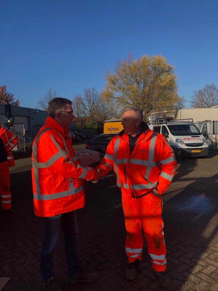 JWentinkHeijman's tweet image. Vandaag een jubilaris mogen feliciteren met zijn 40-jarig dienstverband met Heijmans, een hele mijlpaal! Gefeliciteerd Hennie Kemperman #Heijmans #jubileum