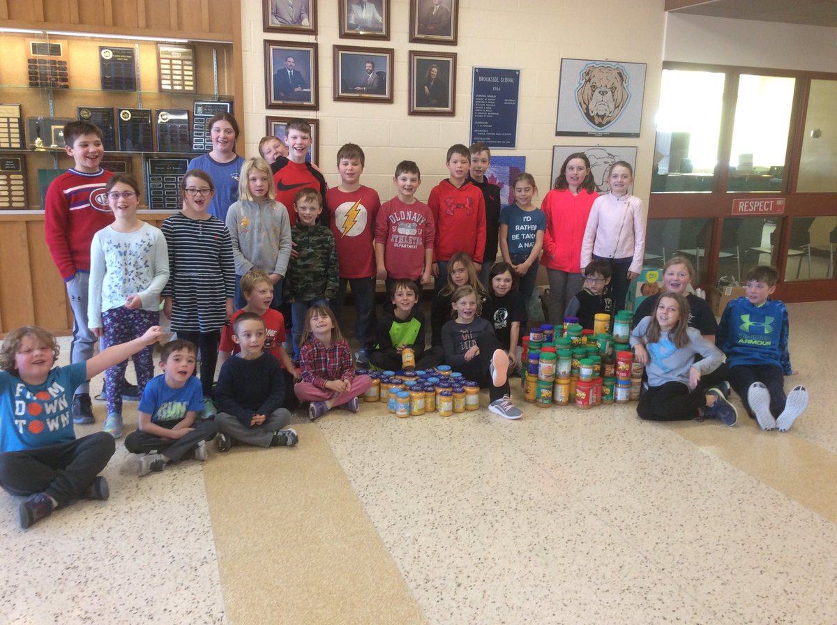 jcookbrookside's tweet photo. Day 2 of Brookside gives back! Peanut butter and Cheez Whiz donations for the food bank=gum day! Such generous families! Thank you❤️
#brooksidegives #brooksideps #cknxfoodtruck @BrooksidePS @yourschools https://t.co/GMw5fVJezh
