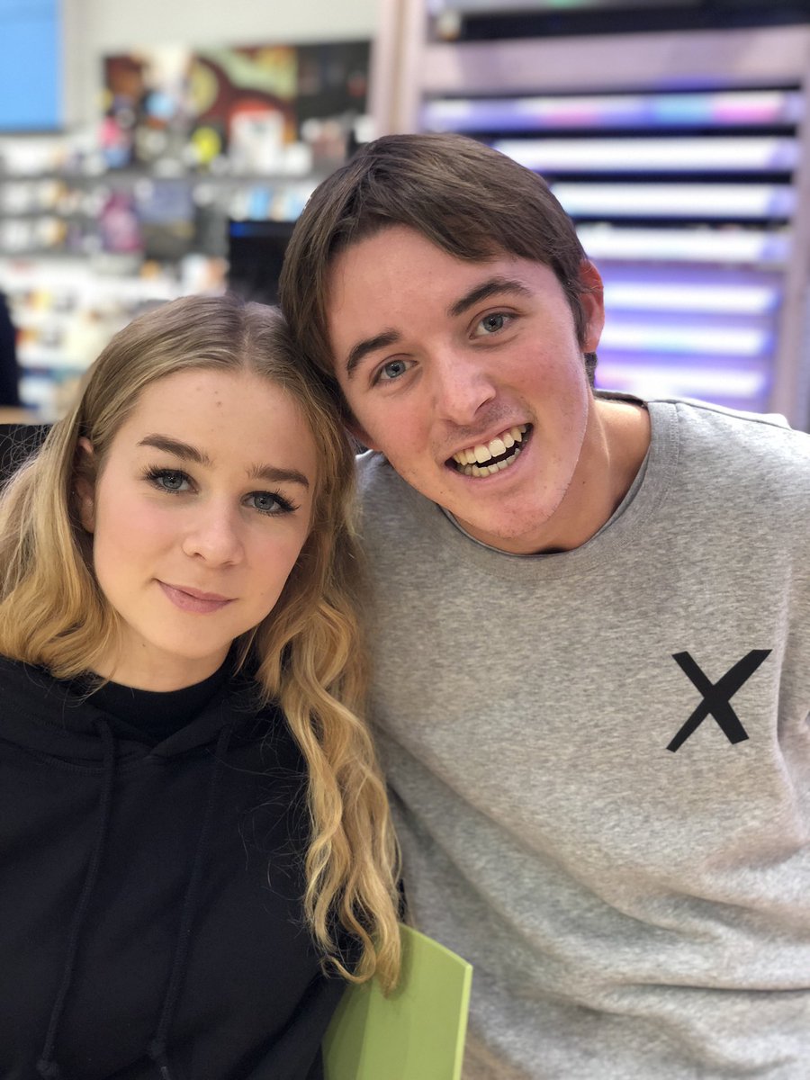 Myflexprint's tweet image. Hooverphonic is by far the best Belgian band! What's your favorite music? 
Get boogy in our #Xcollection and make a happy dance on their new album #lookingforStars -
-
#hooverphonic #demias #bestband #flexprint