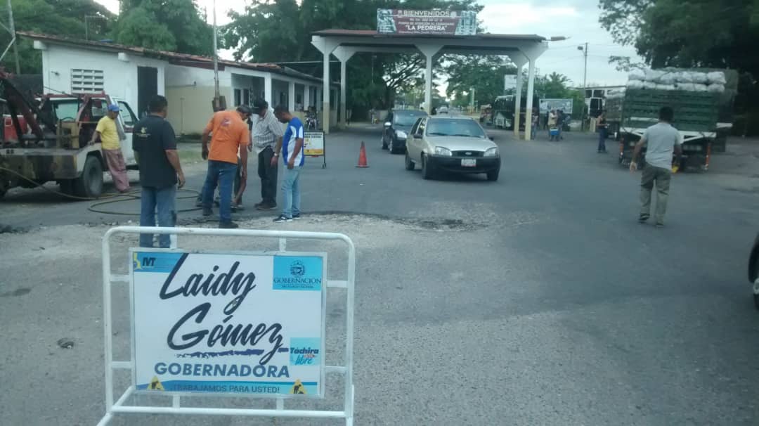 ivt_tachira's tweet photo. Iniciamos trabajos de rotura y remoción de carpeta asfáltica para sucesivo bacheo sectorizado en la vialidad del tramo Campo Barinas Punto de Control La Pedrera, Municipio Libertador @laidygomezf https://t.co/pfC3op7KUB
