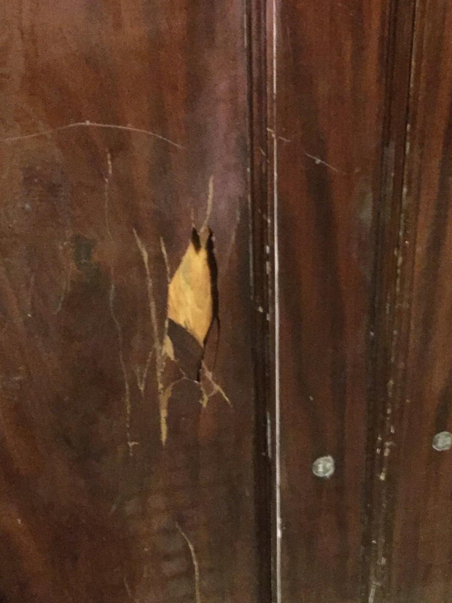ppcadiz's tweet photo. 👎Lamentamos el ataque sufrido a nuestra casa por cobardes encapuchados durante la manifestación organizada por @AccionAntifa en #Cádiz.

❌Los que dicen querer defender la democracia son los primeros que no la respetan.

🗳Menos violencia y más urnas. https://t.co/KPJ5Ryswwb