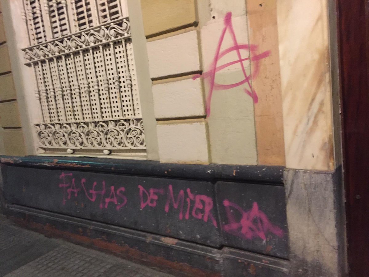 ppcadiz's tweet photo. 👎Lamentamos el ataque sufrido a nuestra casa por cobardes encapuchados durante la manifestación organizada por @AccionAntifa en #Cádiz.

❌Los que dicen querer defender la democracia son los primeros que no la respetan.

🗳Menos violencia y más urnas. https://t.co/KPJ5Ryswwb