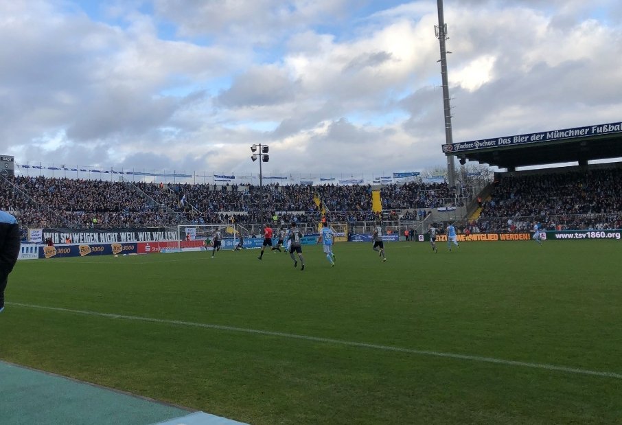 fr_munich1860's tweet photo. 1. #EBSVFR 15.179 (59 ext.)
2. #M60FSV 15.000 (1.500)
3. #FCHVFL 12.600 (150)
4. #SGAKSC 6.500 (3000)
5. #SVMFOR 6.216 (98)
6. #SCPHFC 5.934 (300)
7. #FCEKFC 5.526 (186)
8. #UHGFCK 5.000 (1.700)
9. #FWKFCC 4.767 (651)
10. #SVWSFL 1.704 (20)

Chiffres de @liga3online #3liga https://t.co/SDoAH1I8Qu