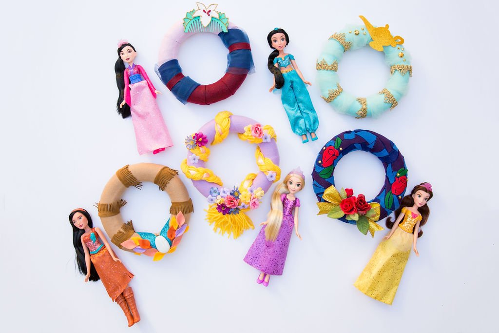 Disney_Family's tweet photo. In honor of #12DaysOfPrincess, DIY a holiday wreath inspired by your favorite Disney Princess ✨ https://t.co/A50dHfWVJr https://t.co/O3YTV6WQ2y