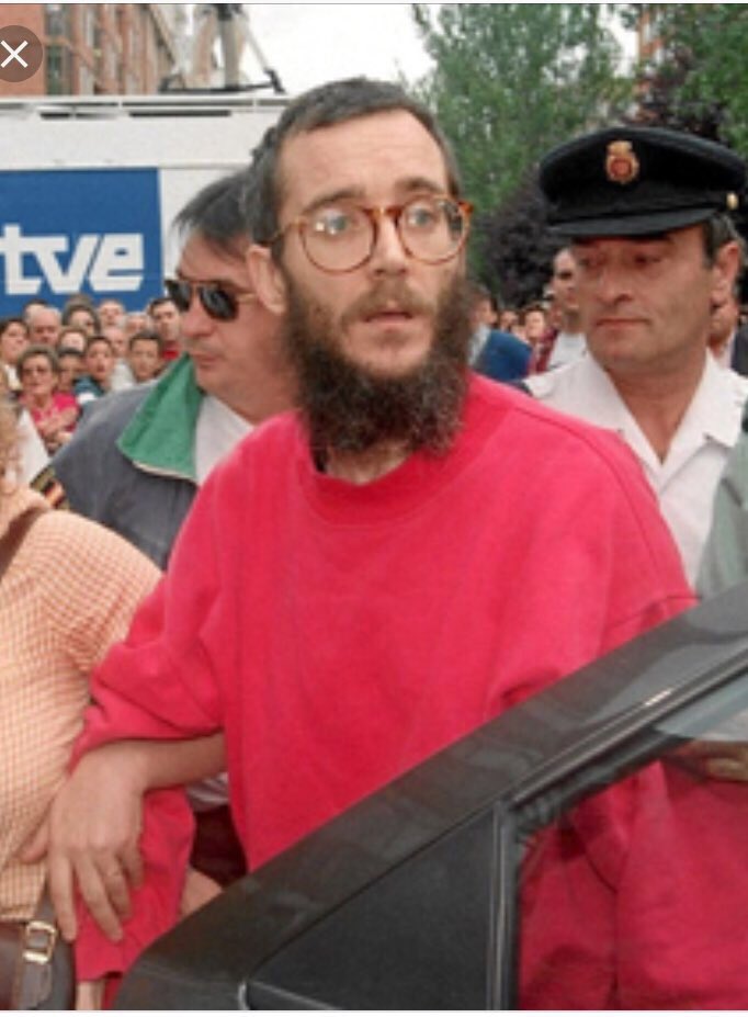 Soy miembro del @PPopular no soy de <a href="/vox_es/">VOX 🇪🇸</a> me niego rotundamente  llamar ultraderecha a un partido donde milita José Antonio Ortega Lara secuestrado por ETA durante más de 500 días. Para mi es mucho más democrático pactar con <a href="/vox_es/">VOX 🇪🇸</a> que con Bildu como ha hecho <a href="/sanchezcastejon/">Pedro Sánchez</a>