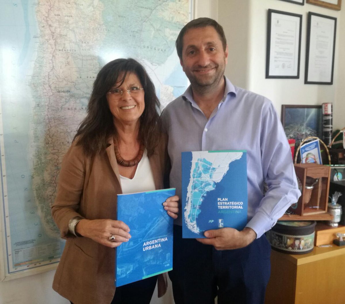 Falvarezdecelis's tweet photo. La Planificación Territorial como política de Estado. Me reuní con Graciela Oporto, Subsecretaría de Planificación Territorial (2005-2015) para analizar los avances del Plan Estratégico Territorial y su actualización. El PET se presenta en el CoFEPLAN de Chaco. 6 y 7 de diciembre https://t.co/c564cDltwR