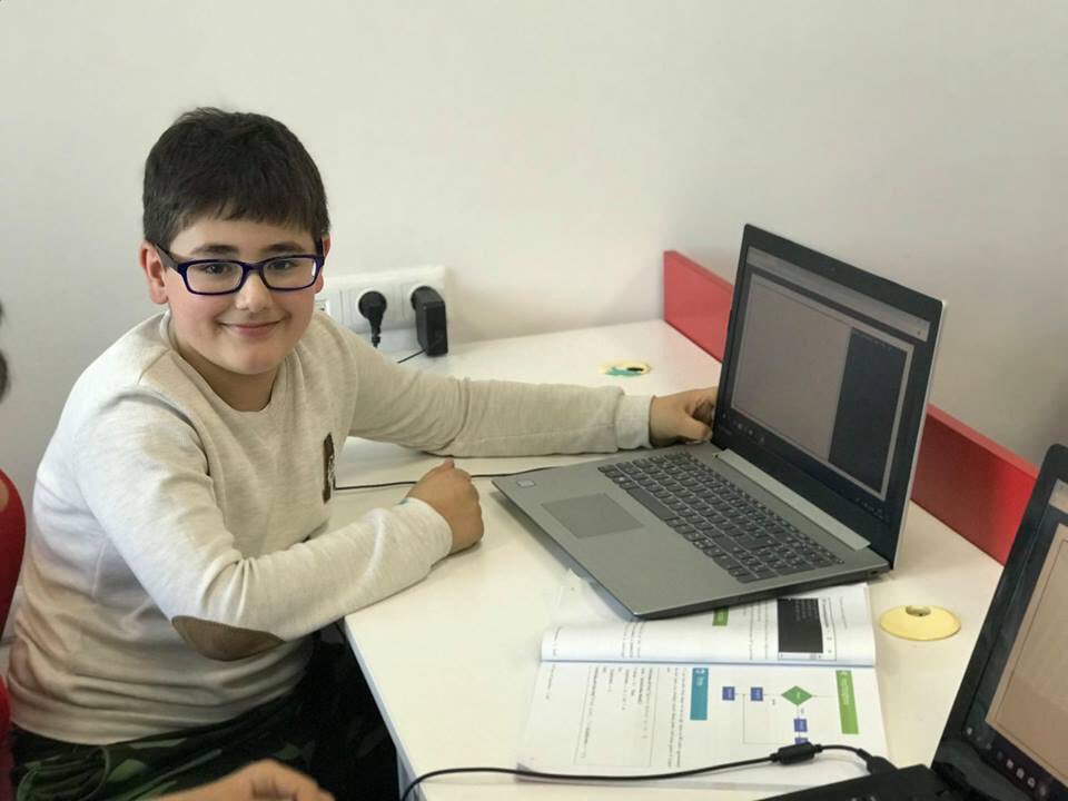 BahcesehirSivas's tweet image. 5. Sınıf öğrencilerimiz Kodlama&amp;amp;Robotik dersinde &quot;Değişkenler ve  Koşul Yapılarını (IF-ELSE-ELSEIF)&quot; öğrenerek klavyeden girilen rollerine göre (öğrenci,öğretmen,veli) verilen görevleri yerine getirebilen programlarını yazdılar. #BKARDUINO #BKKODLUYOR