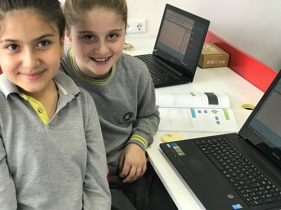 BahcesehirSivas's tweet image. 5. Sınıf öğrencilerimiz Kodlama&amp;amp;Robotik dersinde &quot;Değişkenler ve  Koşul Yapılarını (IF-ELSE-ELSEIF)&quot; öğrenerek klavyeden girilen rollerine göre (öğrenci,öğretmen,veli) verilen görevleri yerine getirebilen programlarını yazdılar. #BKARDUINO #BKKODLUYOR