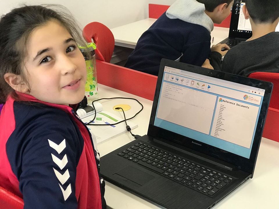 BahcesehirSivas's tweet image. 5. Sınıf öğrencilerimiz Kodlama&amp;amp;Robotik dersinde &quot;Değişkenler ve  Koşul Yapılarını (IF-ELSE-ELSEIF)&quot; öğrenerek klavyeden girilen rollerine göre (öğrenci,öğretmen,veli) verilen görevleri yerine getirebilen programlarını yazdılar. #BKARDUINO #BKKODLUYOR