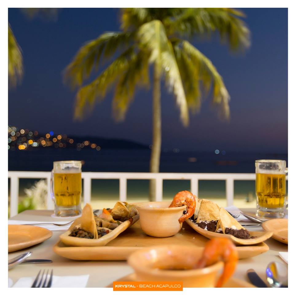 Sombra, brisa del mar, coctel y camarones; una combinación más que perfecta para un bienestar absoluto.