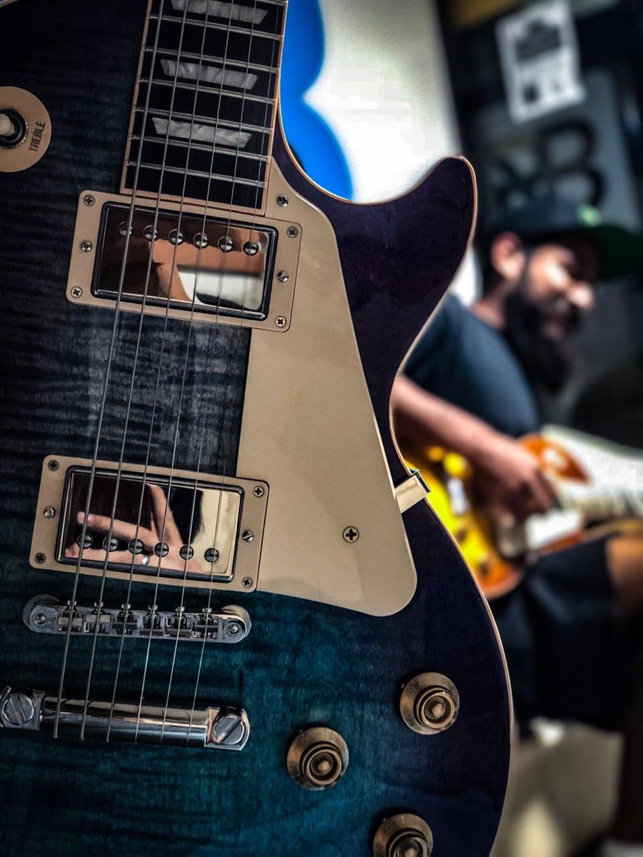jesustrani's tweet photo. #truefuckinglove #ilumitrani #gibsonguitars #photo @kikeshow1 https://t.co/7OWDW8virL