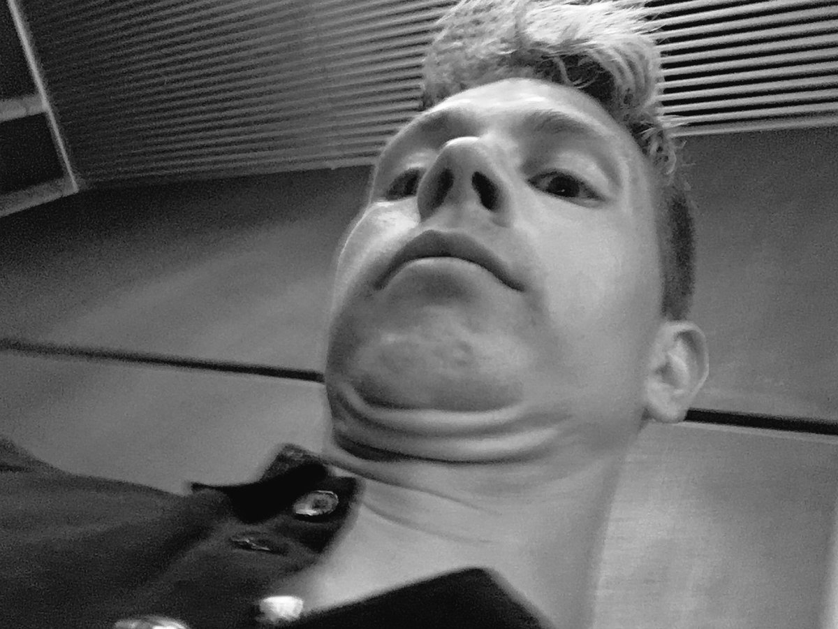 TheVampsJames's tweet photo. Vote is back open! Double chin for the win! 

Time to vote - five free app votes, landline call on 09020442405 and mobile call on 6442405 🤙🏼📞 #teamjames #VoteToSaveJames #KeepJamesIn #imaceleb https://t.co/5OP82E7AEZ
