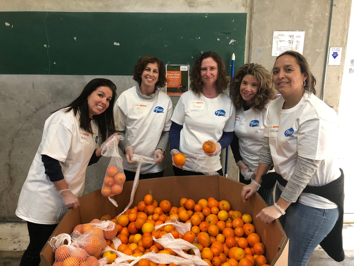 FeedingSanDiego's tweet image. Thank you @pfizer for providing a full truck of food ($5k) to the community this holiday season as a part of Teams for Good! These meals will bring smiles to the faces of the 1 in 8 San Diegans who experience hunger. We truly appreciate your generosity! #SolveHunger