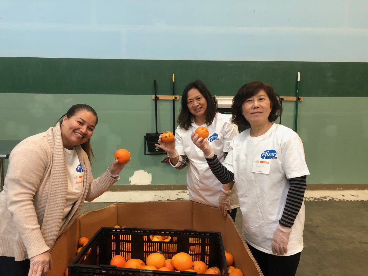 FeedingSanDiego's tweet image. Thank you @pfizer for providing a full truck of food ($5k) to the community this holiday season as a part of Teams for Good! These meals will bring smiles to the faces of the 1 in 8 San Diegans who experience hunger. We truly appreciate your generosity! #SolveHunger