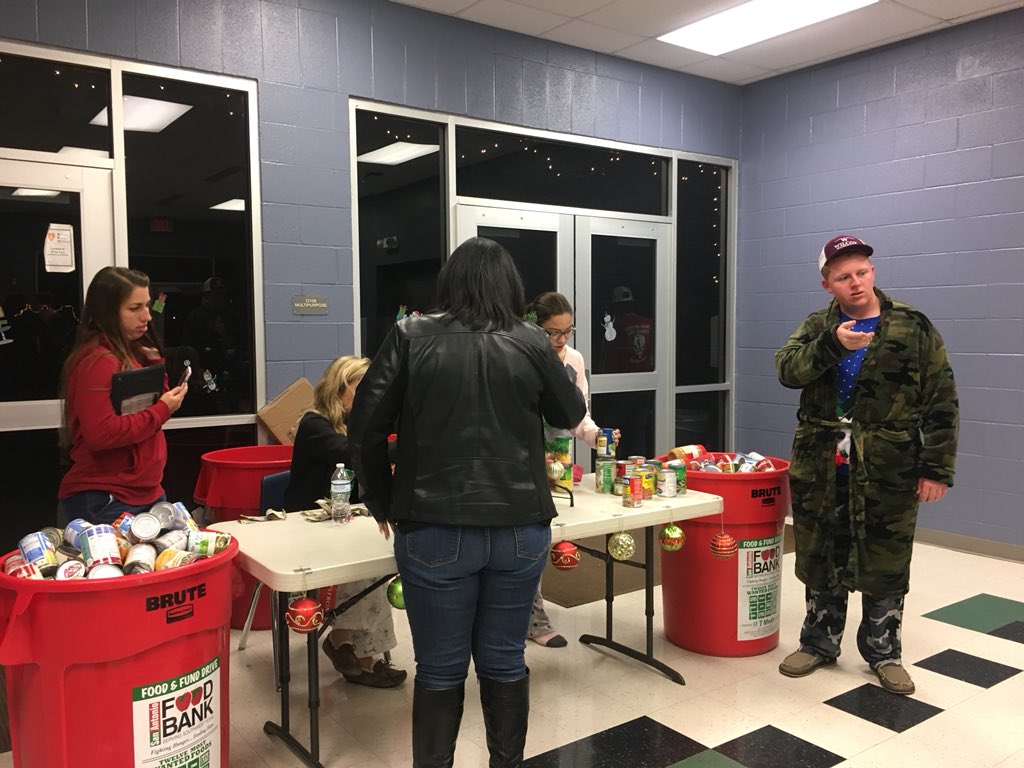 SDOConnorFFA's tweet photo. Huge Thanks to everyone who came out to the Movie night tonight! We filled four bins for the San Antonio Food Bank and raised $617 for the Make a Wish Foundation!! Great job everyone!!!🎅🏼🥫✉️ https://t.co/GzlbKwiky7