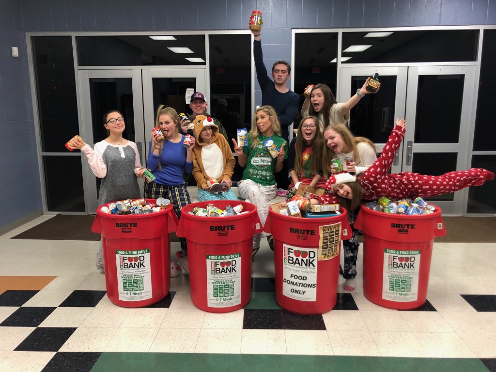 SDOConnorFFA's tweet photo. Huge Thanks to everyone who came out to the Movie night tonight! We filled four bins for the San Antonio Food Bank and raised $617 for the Make a Wish Foundation!! Great job everyone!!!🎅🏼🥫✉️ https://t.co/GzlbKwiky7