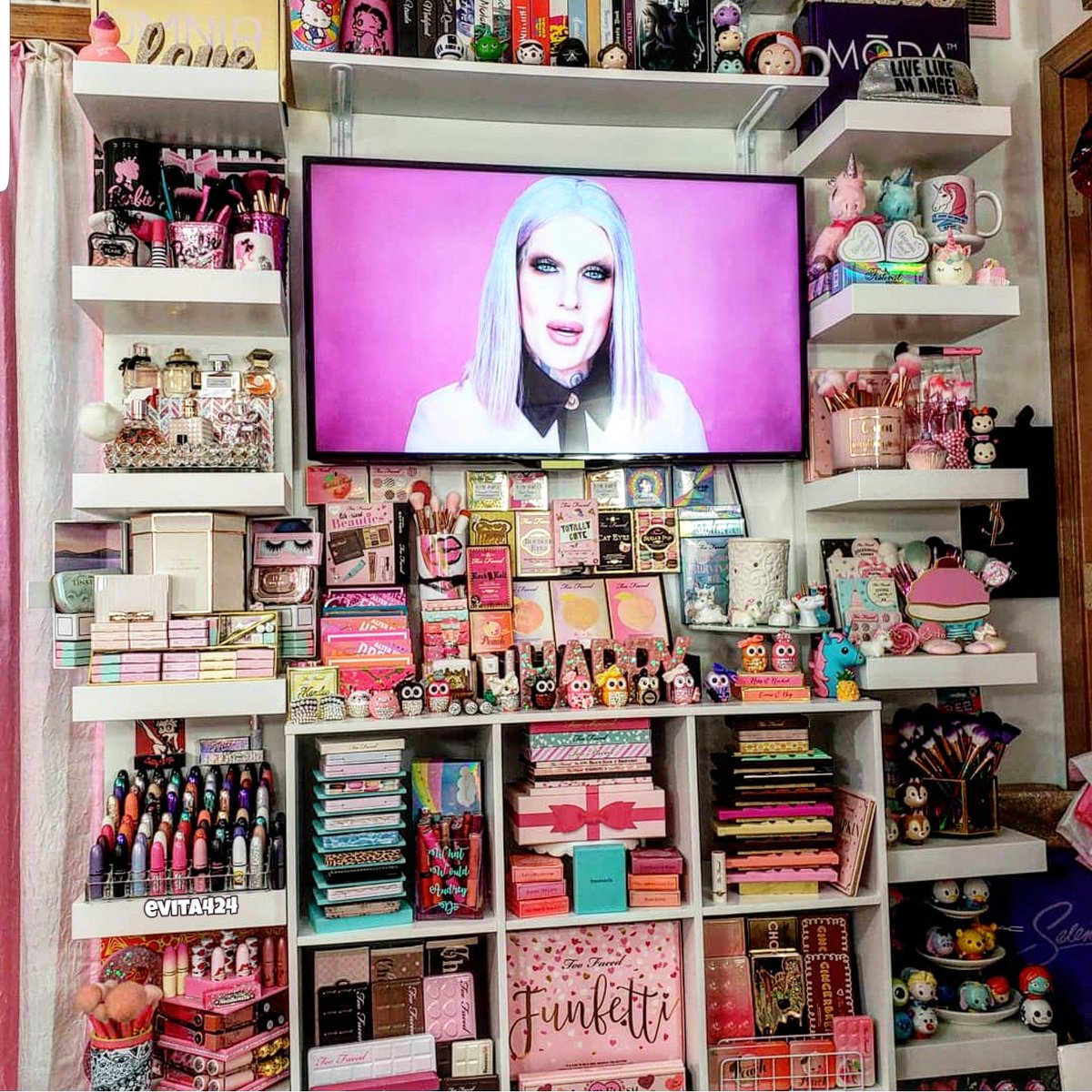 Brae Kennedy On Twitter Everyone Too Faced Jeffree Is Mature Enough To Admire Someone S Hard Work And Organization Aesthetic Without Whining About What Makeup They Use Https T Co 45abx37wbt