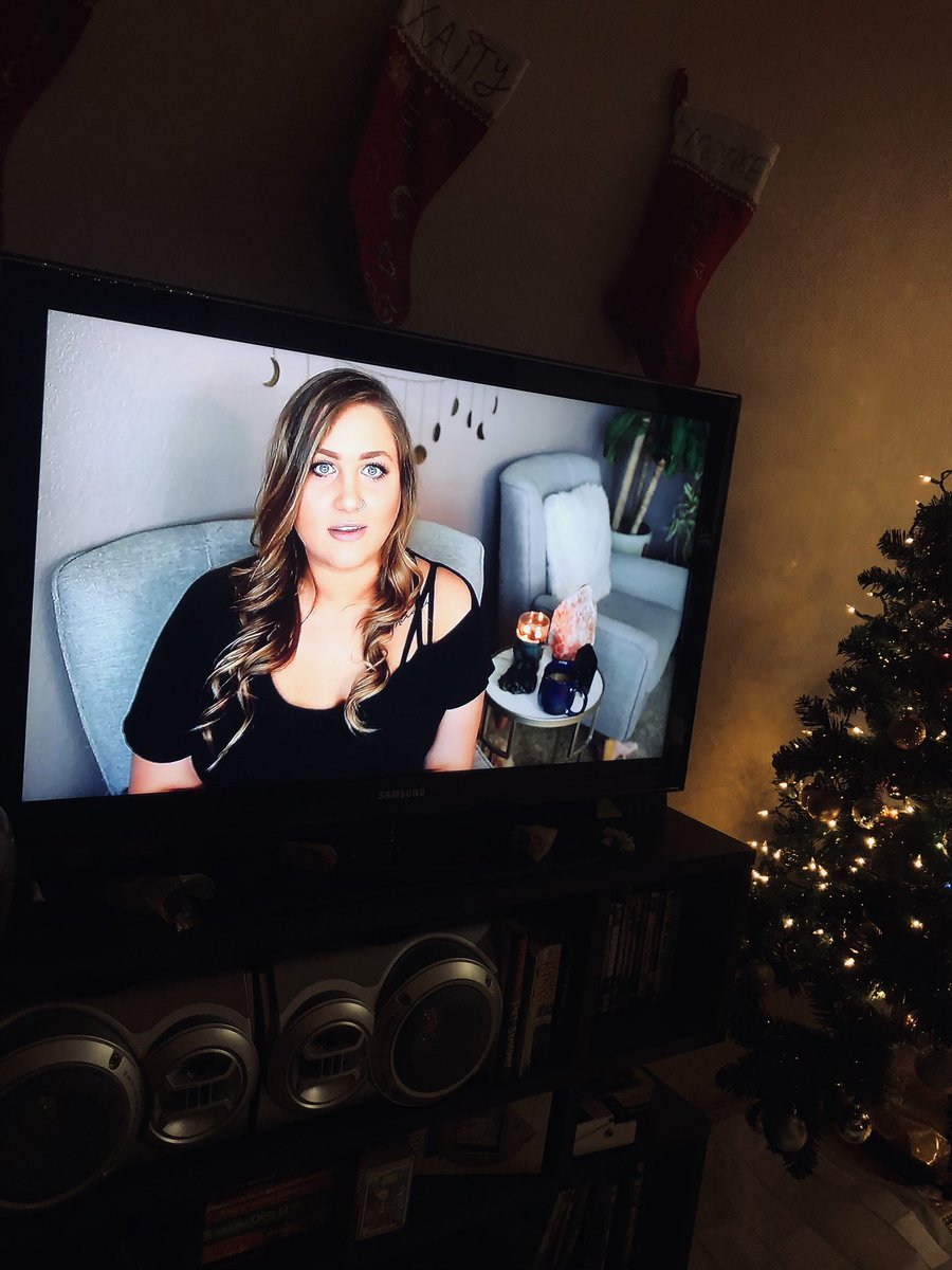 Kaitlynbabeee's tweet photo. Watching my fav @KendallRaeOnYT 💜🌜😌🔮 https://t.co/jOTHaWesKf
