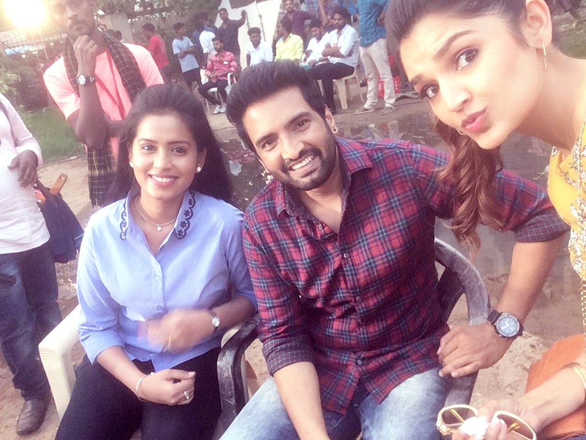 santhanam24_7's tweet photo. At Shooting spot @iamsanthanam bro Stylish Look 👌😊 #Circlebox production #UntitledSanthanamMovie @galattadotcom @sekartweets @rameshlaus @cinemapluz11 @LMKMovieManiac @igtamil https://t.co/1U17foq5kB