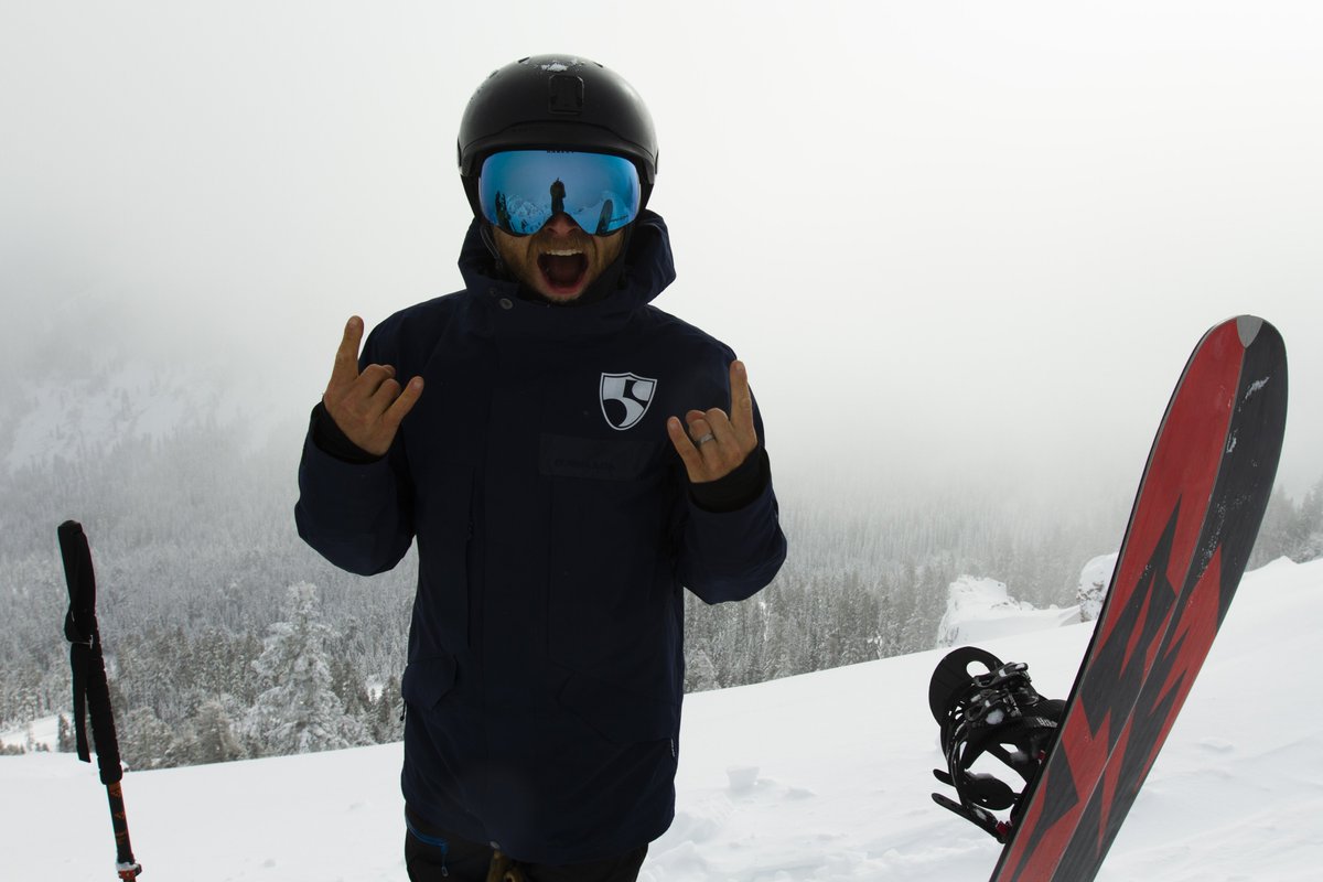 rileybathurst's tweet image. This is how stoked Chris is after walking up a mountain, all energy all the time. #earnyourturns @snowledge_co #snowledgeispowder