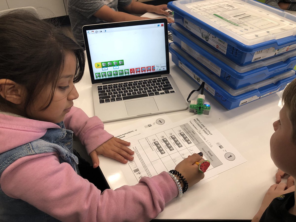 mfmagpile's tweet image. Learning about the relationship between hardware &amp;amp; software with @LEGORobotics1 for #HourofCode!  #tbirdscode @WillmoreWSD @westminstersd