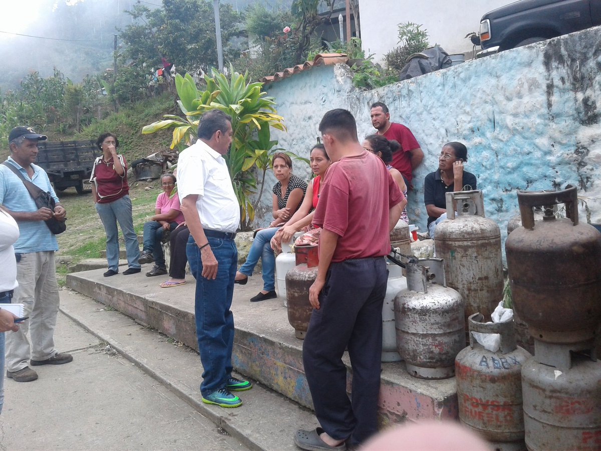 RamonGuevaraMRD's tweet photo. Habitantes del Mcpio Antonio Pinto Salinas, manifiestan que desde tempranas horas de la madrugada hasta la noche deben esperar a orillas de la vía principal a los camiones que surten el gas doméstico, siendo un problema que afecta a diario a las familias merideñas @GoberMerida https://t.co/POFtoS0gRe