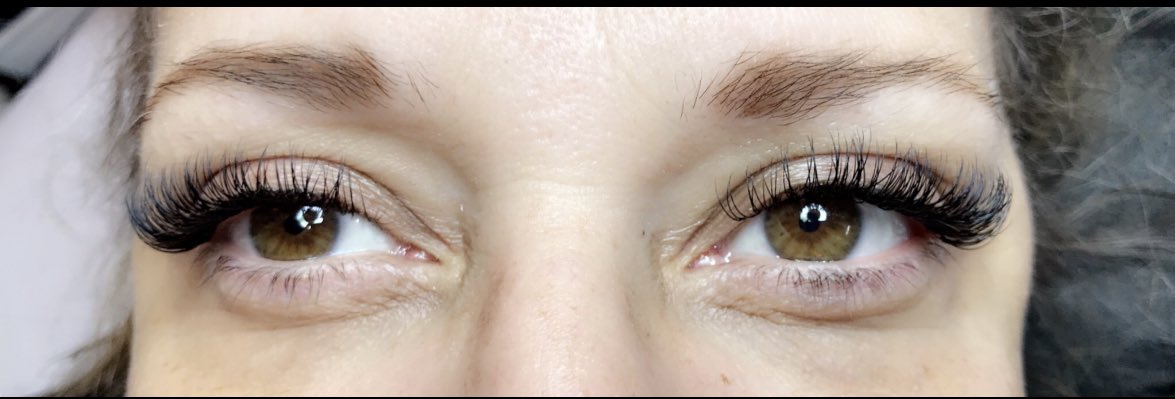 Pictures speak for themselves🥀  #classic #lashes #IE #LA #eyelashextensions #ranchocucamonga #lashextensions #Christmas #holiday #lash #extentions #fontana #ontario #upland #mobile #Xmas #pretty #beautiful #waxing #facial #tanning #lashartist #lashstylist #bellalash #lashgoals