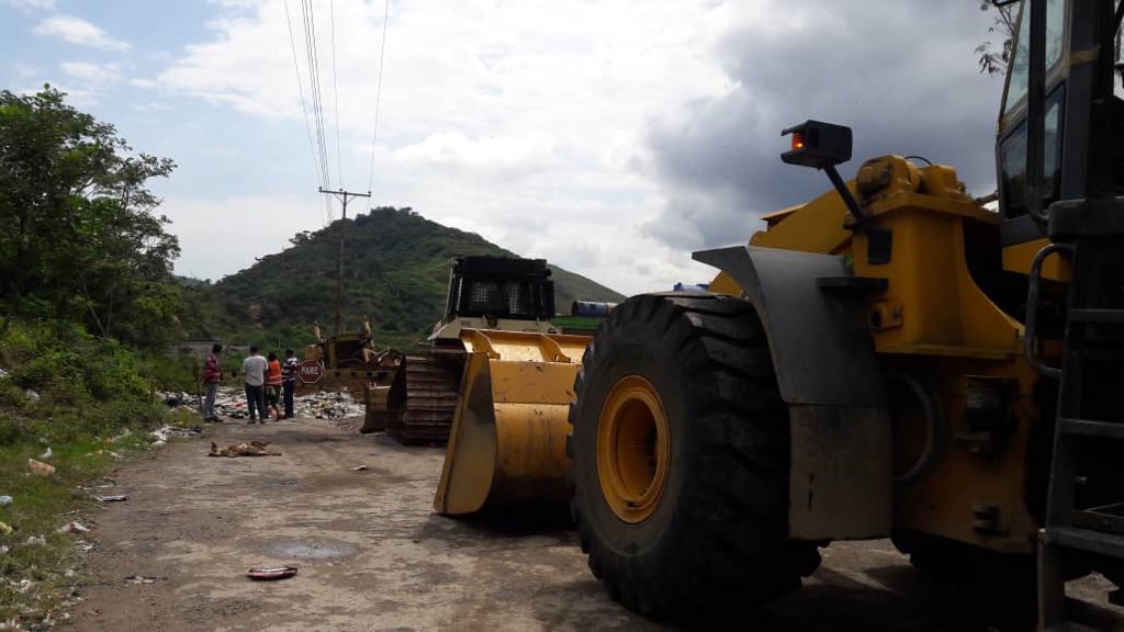 laidygomezf's tweet photo. @GobiernoTachira inicio plan de contingencia: despeje de las vías internas del VERTEDERO DE SAN JOSECITO, con maquinaria de @Caimta que suspende temporalmente trabajos en la mina de asfalto frío para bacheo de vías. Esperamos abrir el vertedero en las próximas horas @Corpotachira https://t.co/YVwTCVQ8SP