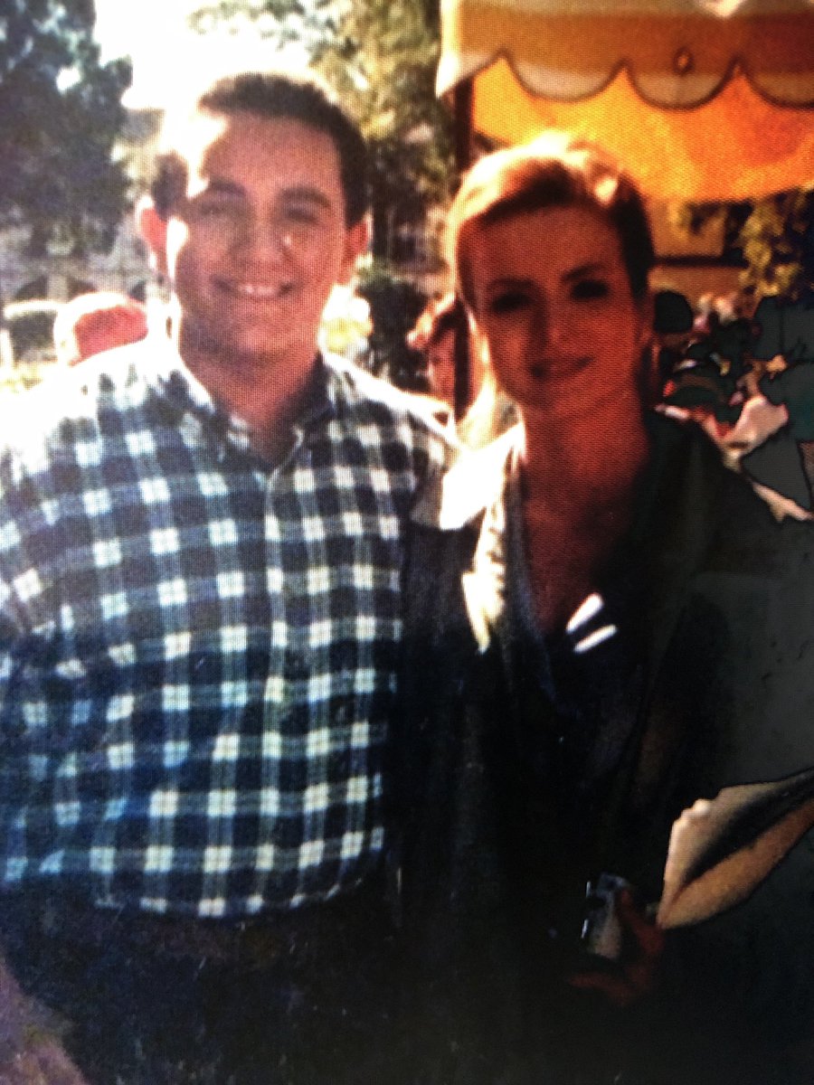 CastilloOficial's tweet photo. Un día prometí a @silvnavarro poner esta foto....cuando iniciaba su carrera y esta en plena cima del éxito besos y abrazos https://t.co/eBCjfQfNWP