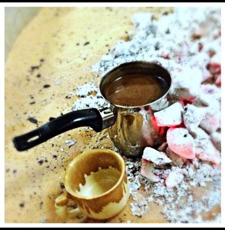 القهوة بلا شك مؤنثة ..
ليست ﻷسباب لغوية ، لكن لا يمكن أن يكون شيئا بهذا الجمال في النهاية ذكراً.