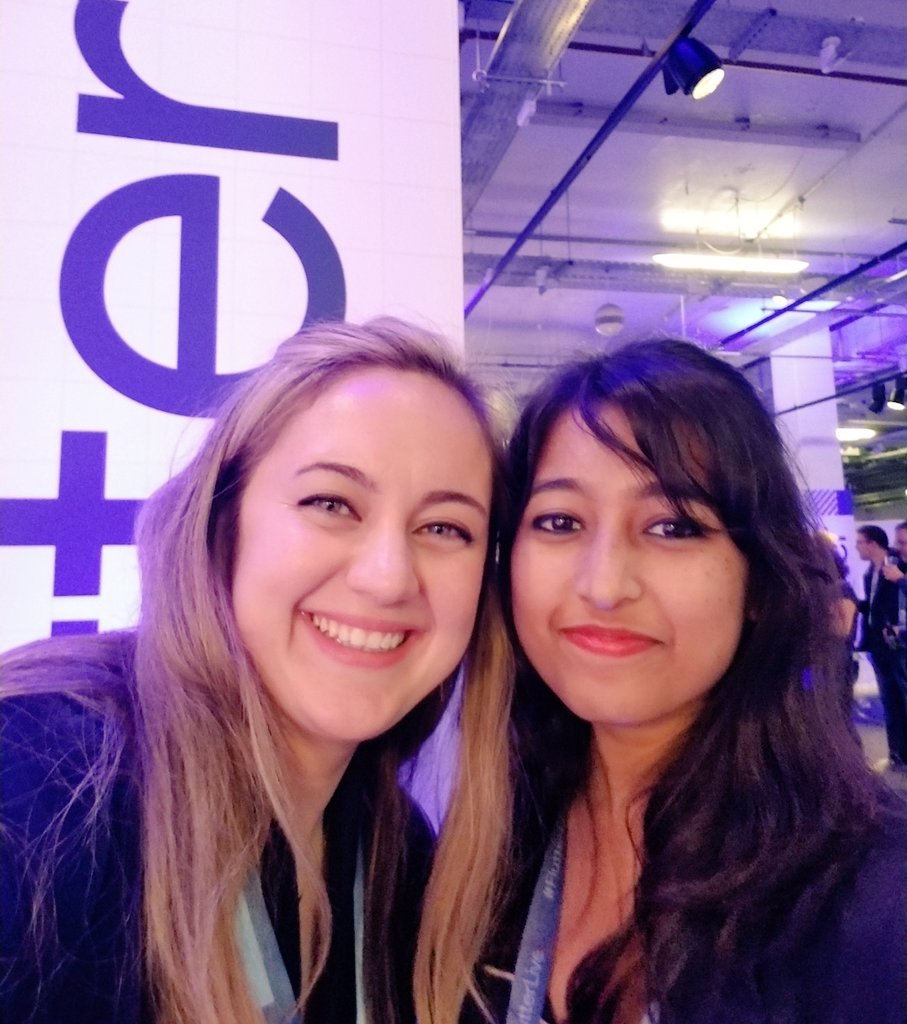 pooja_bhaumik's tweet image. And this superwoman is real. Can&apos;t believe I finally got to meet @nlycskn 😍 

PS. I&apos;m smiling awkwardly because I was nervous about the #AskFlutter interview 😂 

#FlutterLive @flutterio