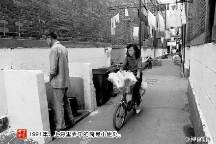 SoybeanWar's tweet photo. 稗官野记  【老照片：屙尿】清朝前门外大栅栏同仁堂门前是个大露天厕所，晚上大家就在那屙尿，但同仁堂不生气，他们认为那是他们的“财”，是给他们送财呢，后来民国也一直是这样，直到蒋介石推行“新生活”运动，不让在街上大小便了，老百姓都骂啊，什么世道啊，都不让给在大街上屙尿了，还让不让人活了 https://t.co/WTp5z5ebet