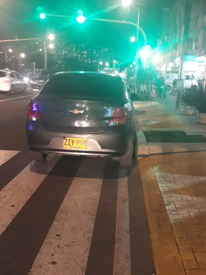 VelasquezWil's tweet photo. Carrera 16 Calle 183  20:09 pm Placa ZIY 998  @SectorMovilidad  @elpoderdelcono @multandoBog  @cazainfractor  #malparqueo #viaprincipal  #multenlo  #tomeSuParte #culturaCiudadana #becerro https://t.co/uBAZRys1VP