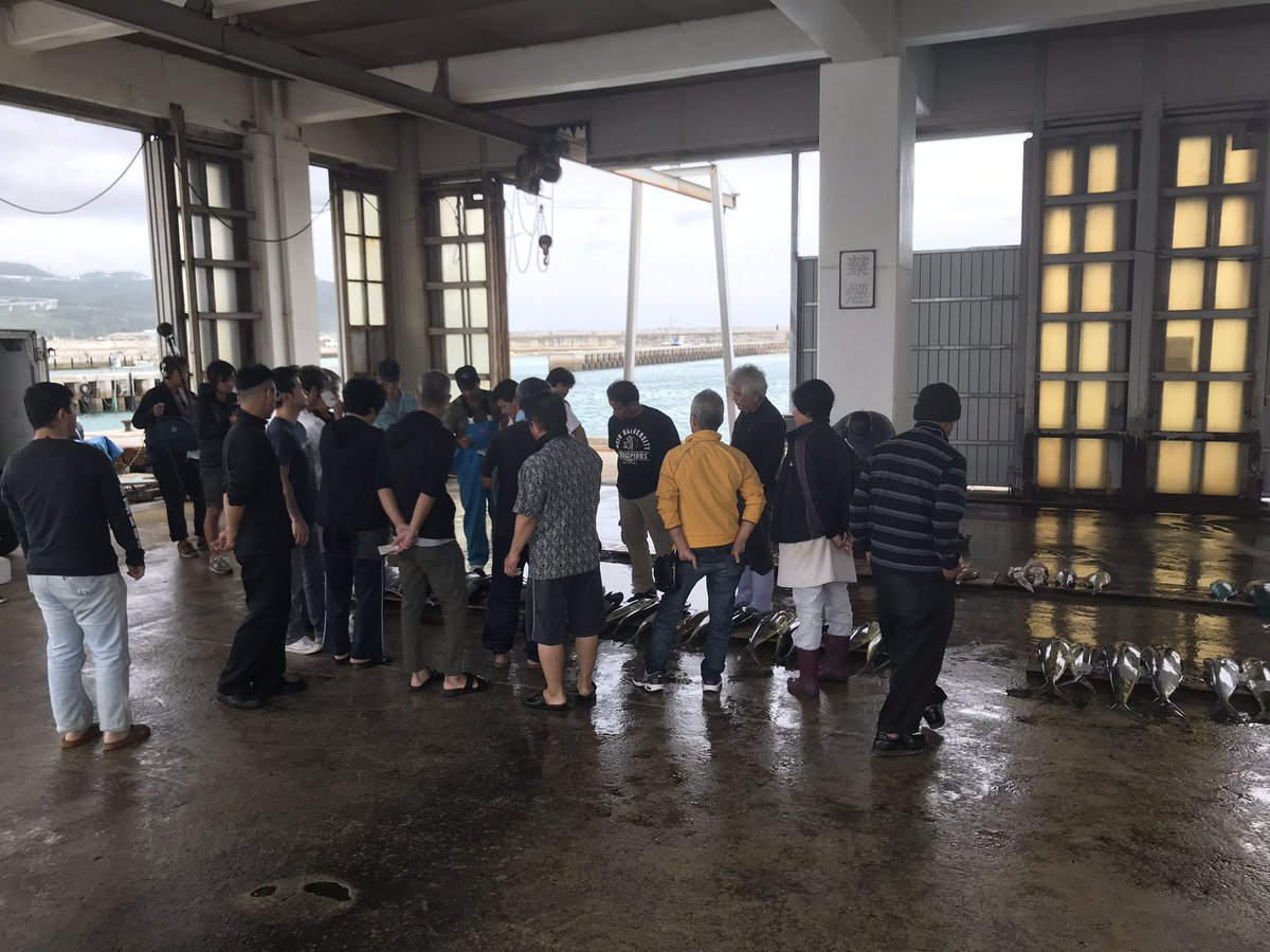 小島よしお 久米島の漁港 10時から競り開始 久米島 小島よしお 久米島の漁港 10時から競り開始 久米島