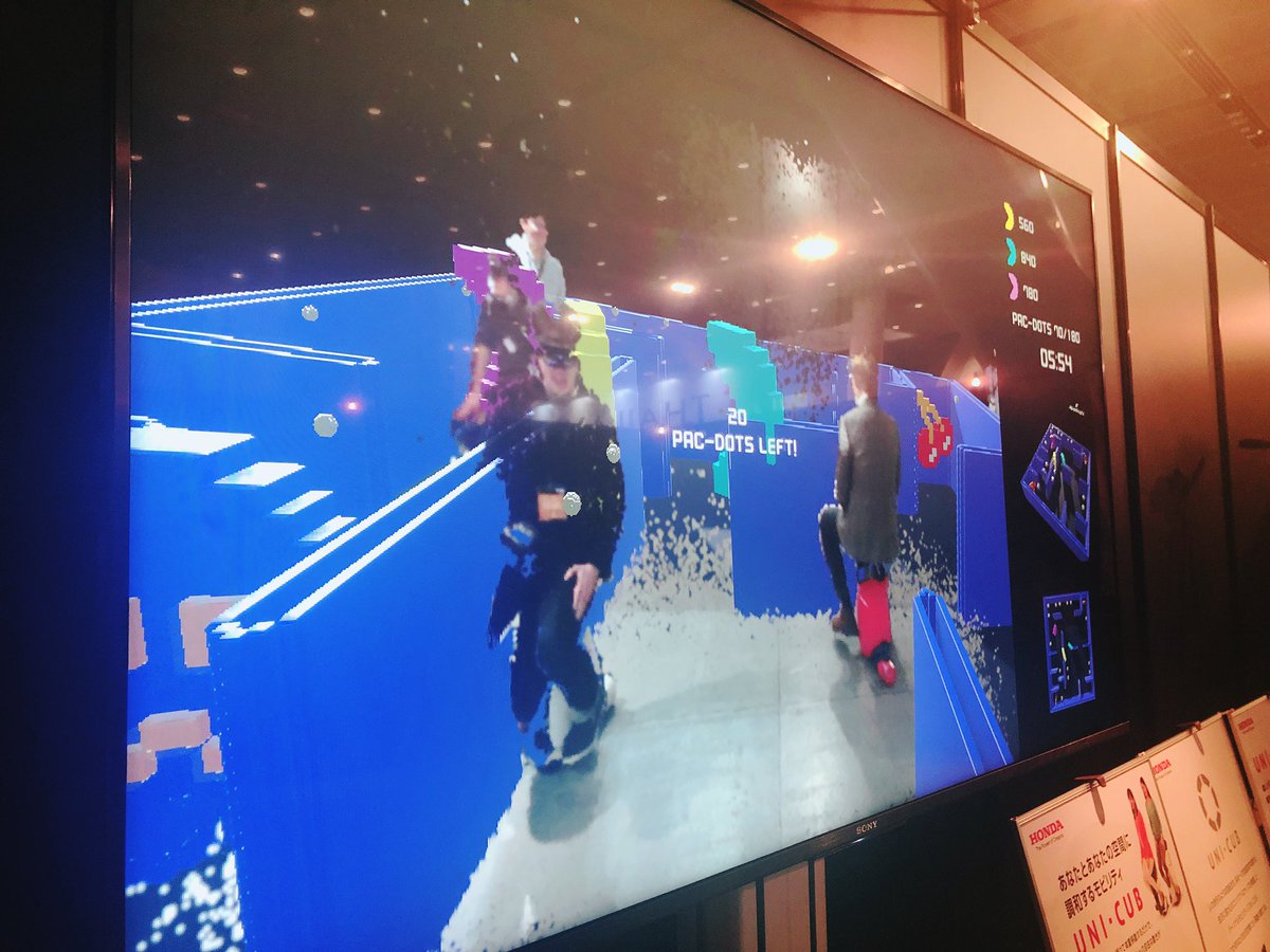 omeme_1231's tweet photo. ナンジャタウンで体験できる #HoloLens のパックマンを #unicub に乗ってプレイしたよ!
UNI CUB初めて乗ったのだけど、すべすべ動いて楽しかった!
HoloLensを被ってる人には、4枚目の写真みたいに見えてるよ!
#SA18 https://t.co/ojyIfPkiWH