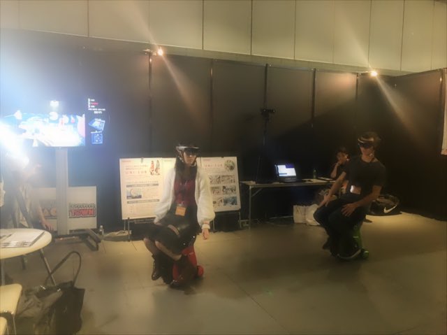 omeme_1231's tweet photo. ナンジャタウンで体験できる #HoloLens のパックマンを #unicub に乗ってプレイしたよ!
UNI CUB初めて乗ったのだけど、すべすべ動いて楽しかった!
HoloLensを被ってる人には、4枚目の写真みたいに見えてるよ!
#SA18 https://t.co/ojyIfPkiWH