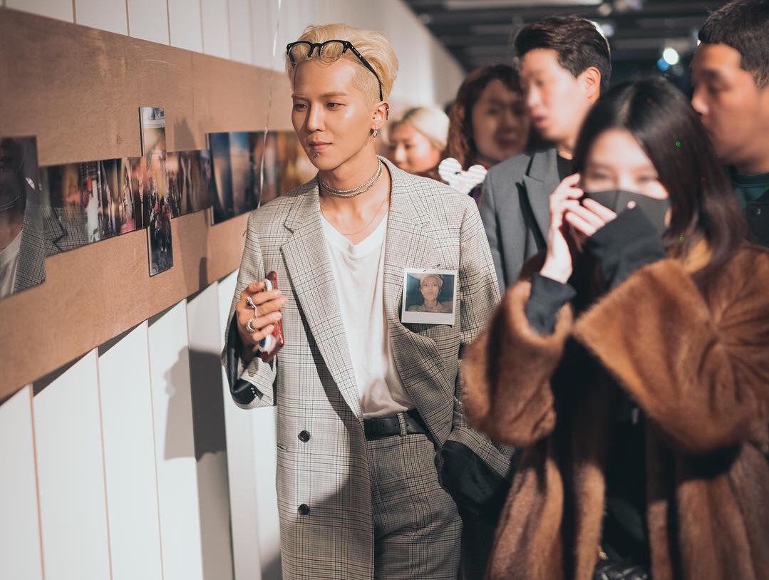 taya_r00's tweet photo. Song Mino at an            Song Mino
art exhibition                 exhibiting his art https://t.co/Tw9zMvOxxN
