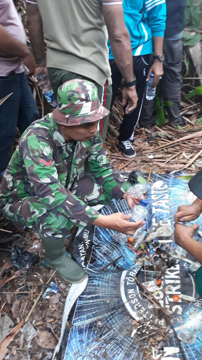 DaniJuan11's tweet photo. Agenda rutin Pemberantasan Narkoba kepala Desa bersama masyarakat babinsa, babin kamtibmas dan pihak kecamatan.
@jokowi
@EkoSandjojo
@taufikmadjid71
@tppindonesia
#Desabersihnarkoba
#indonesiakuat https://t.co/LM0Ln6kCcU
