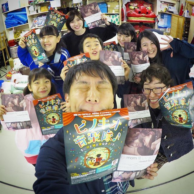 Hironori0818's tweet photo. 映像演技クラスのレッスンでした♪♪
コメディに挑戦！みんな根が真面目だから苦戦してましたが、果敢に挑戦する姿はやはり真面目で素晴らしい！そのトライする姿勢が必ず花開く！
みんなで劇団フルーツバスケットのミュージカル宣伝と映画「#singlemom 」の宣伝♪♪
#iVISminiX #canon #movieact https://t.co/SDyFZj17WA