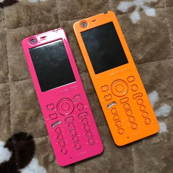 コバヤシコ Auf Twitter ある一定の世代しかわからないかもしれないけどモテるやつや彼氏彼女持ちの人が電話 専用で持ってたウィルコムってケータイありましたよね Mixiにコム持ちとか自慢げに書いてありましたよね