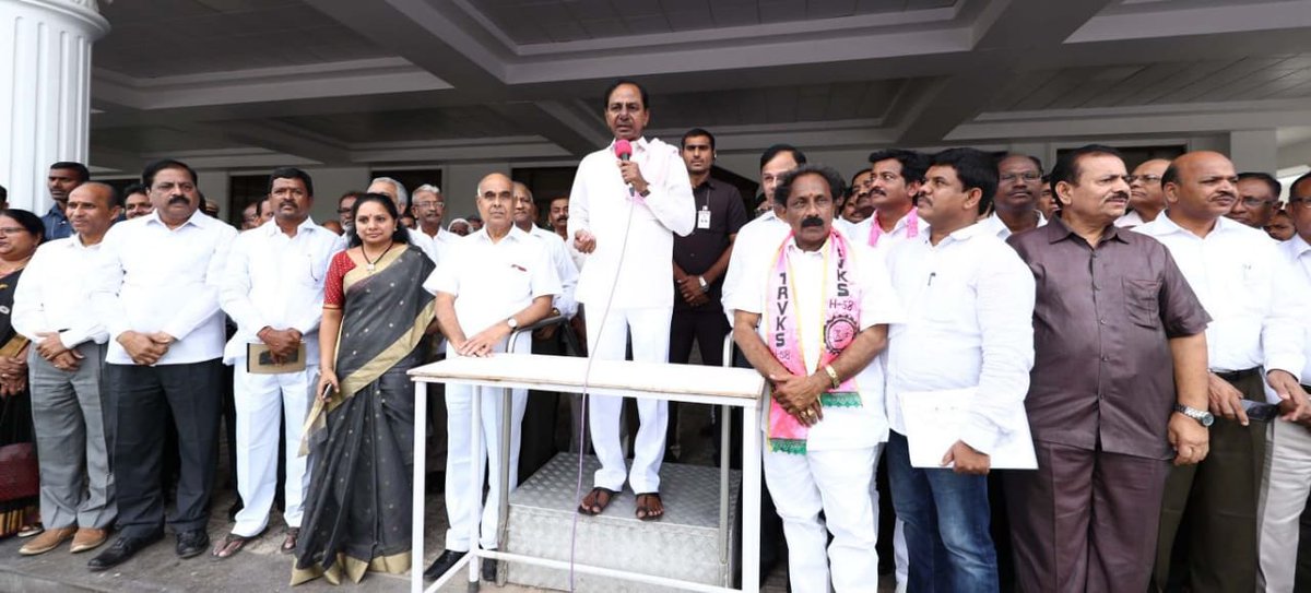 Angel56640556's tweet image. కెసిఆర్ గారికి  పట్టుకున్న ఓటమి  భయం  అందుకే  సహనం  కోల్పోయిన  కెసిఆర్ గారు అనవసరంగా  రేవంత్  రెడ్డి పై దారుణమైన    పోలీసుల చర్యలు 
#revanthreddyarrest
#KCRFailedTelangana 
#KcrRanAway 
#KCR 
#TelanganaElections2018 
@ncbn 
@JaiTDP 
@naralokesh 
@AndhraPradeshCM