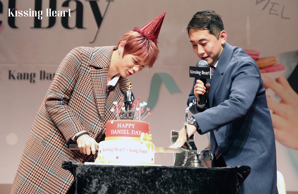 KSHT_official's tweet photo. Kissing Heart X Kang Daniel
Happy Daniel Day Fan Event
현장 스케치_1
⠀
"다니엘 생일 축하해"
즐거운 생일파티를 빛내주신 다니엘군과 팬 분들에게 감사드립니다.
⠀
⠀
#키싱하트 #강다니엘 #팬미팅 #KissingHeart #Kangdaniel #HappyDanielDay https://t.co/YhGxInHCnR