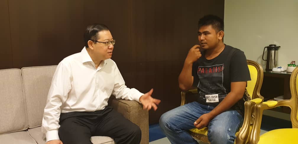 Mengunjungi anggota Bomba Muhammad Adib Mohd Kassim, yg parah dipukul dlm rusuhan Kuil Subang Jaya, dah sedar dan boleh mengangguk kepala semasa saya berbual dgn beliau pagi ini. Syabas kpd pasukan doktor dan jururawat IJN Dr Azahari,Dr Ezany,Dr Thiru,Dr Nazri.Juga jumpa abangnya