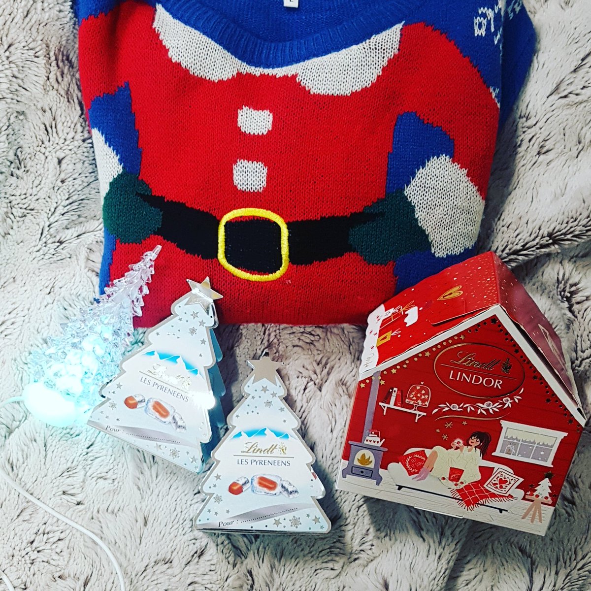 FranceLoisirs's tweet photo. Milles merci à @Martinaki93 ambassadrice France Loisirs, qui nous a fait une merveilleuse surprise ce matin 🍫🍫🍬 Miam, on va se régaler ! 
#miam #chocolat #howtank https://t.co/crs4rtz5NG