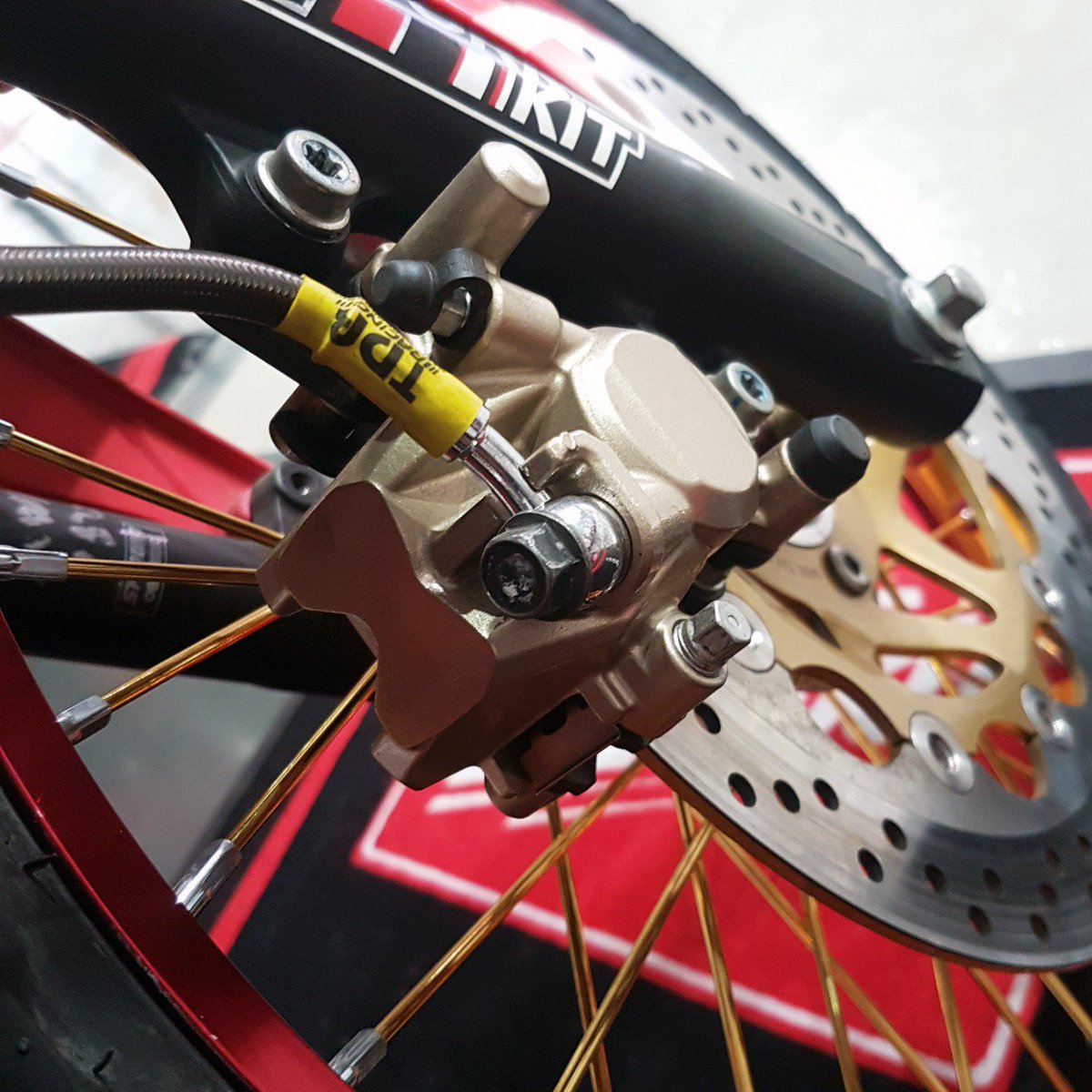 TDR_RACING's tweet photo. #TDR Brake Hose developed with high quality stainless steel that allows no shape alteration towards master pump's high pressure. Steadily applicable in high temperature conditions. - https://t.co/nU0NBmEVRI

#HighPerformanceBrakeSystems #Handling #BrakeSystems #BrakeHose https://t.co/x0iL9QY62m