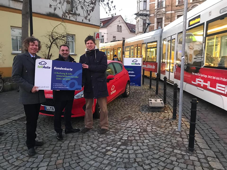 DieLinkeGera's tweet photo. Guter Tag für Gera - heute Morgen auf dem Naumannplatz:
Offizieller Start des Carsharing-Angebots von Teil-Auto, das ab heute 2 Autos (am Naumannplatz und im Bärenweg) zum Teilen anbietet.
https://t.co/pzn9czyxBZ https://t.co/xKsFPidyA4